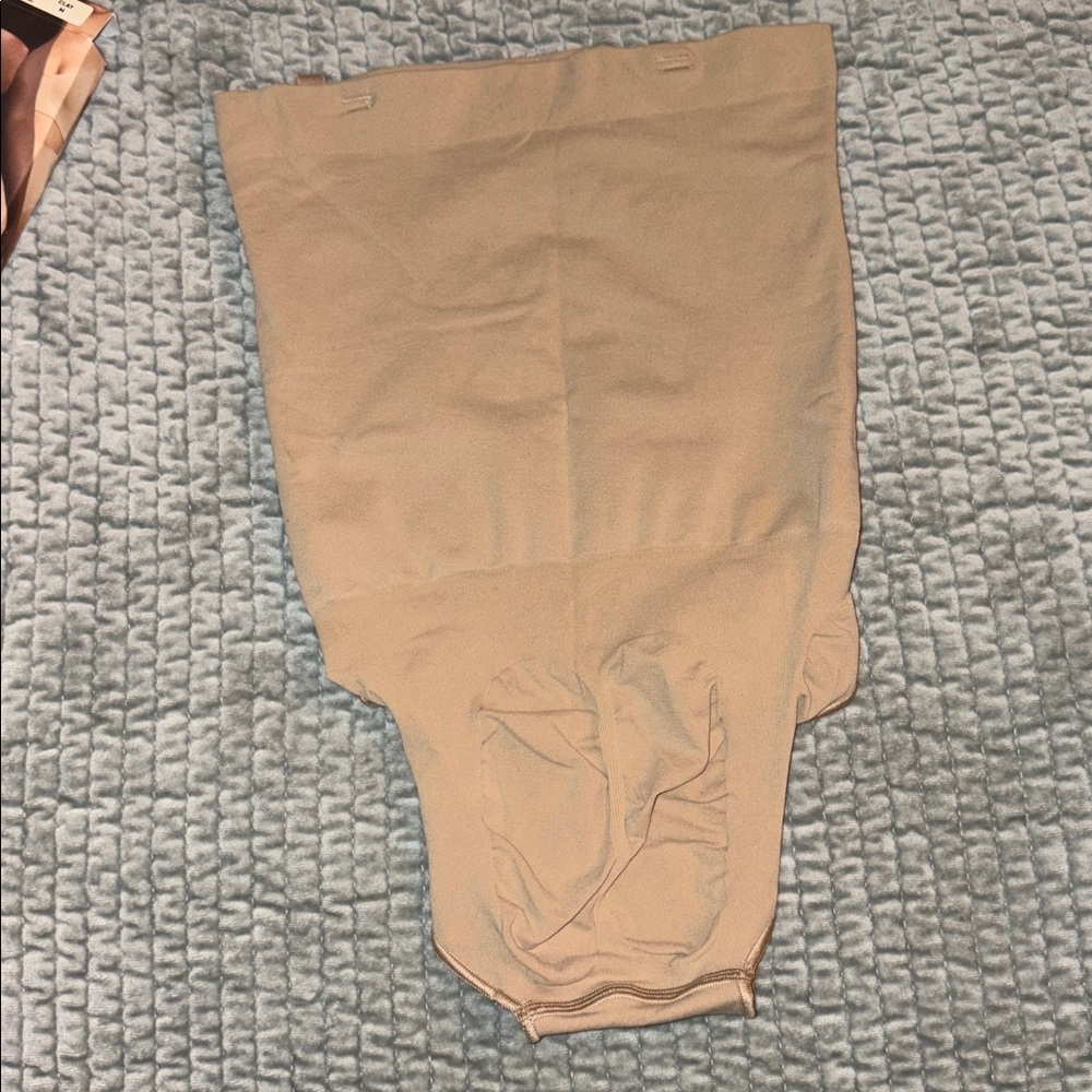 SKIMS CLAY core control brief Medium - Picture 5 of 8